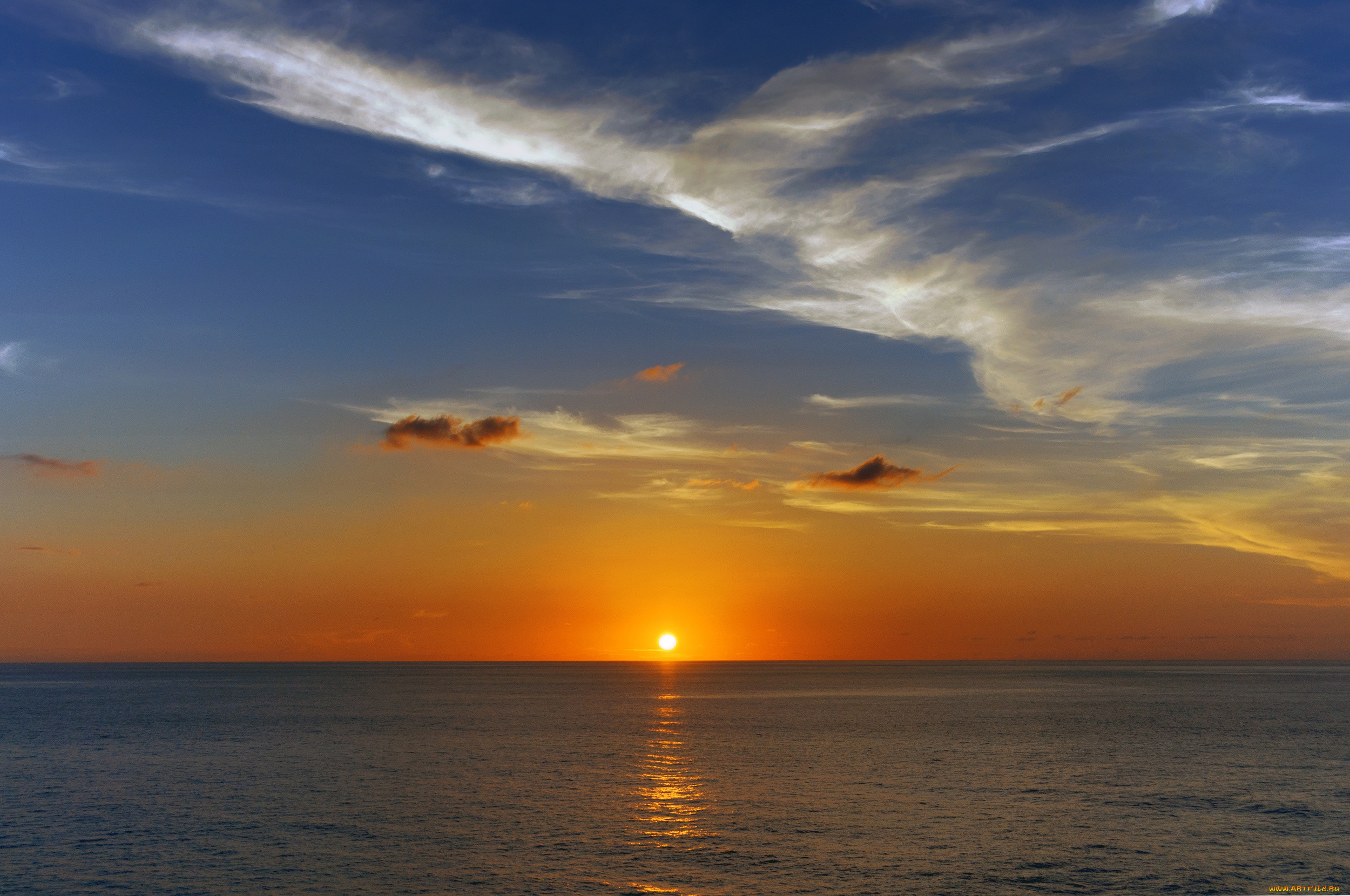 Солнечное небо над морем. Океан Горизонт небо закат. Восход солнца на горизонте. Солнце зашло за Горизонт. Тихий закат.